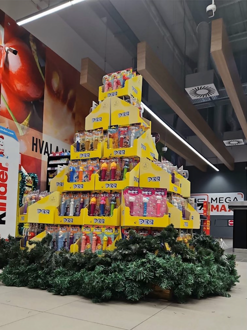 A Giant PEZ Christmas Tree Appears in Serbia srb result